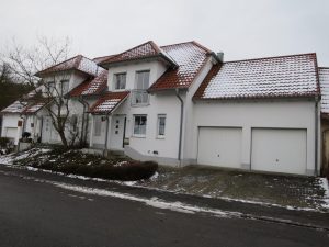 Attraktive Doppelhaushälfte mit 2 Garagen